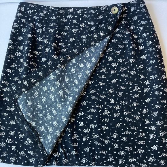 Wrap Mini Skirt Black w/white floral print - Picture 1 of 8